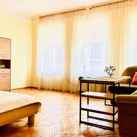 Apartment Near Opera On Horodotska 11 Lviv Bagian luar foto