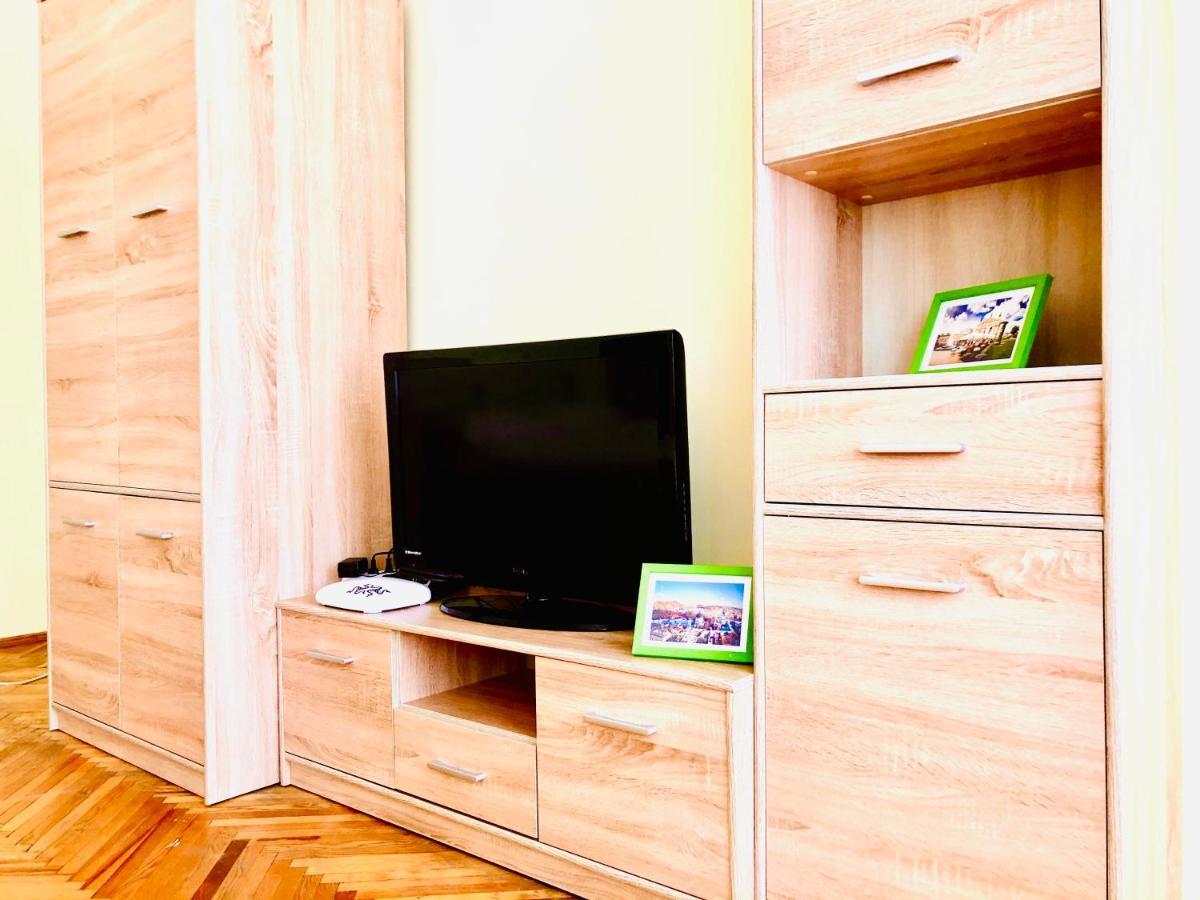 Apartment Near Opera On Horodotska 11 Lviv Bagian luar foto