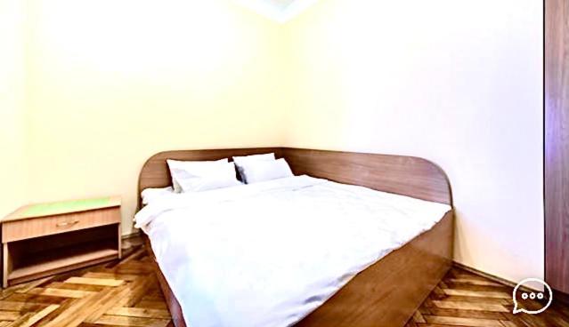 Apartment Near Opera On Horodotska 11 Lviv Bagian luar foto