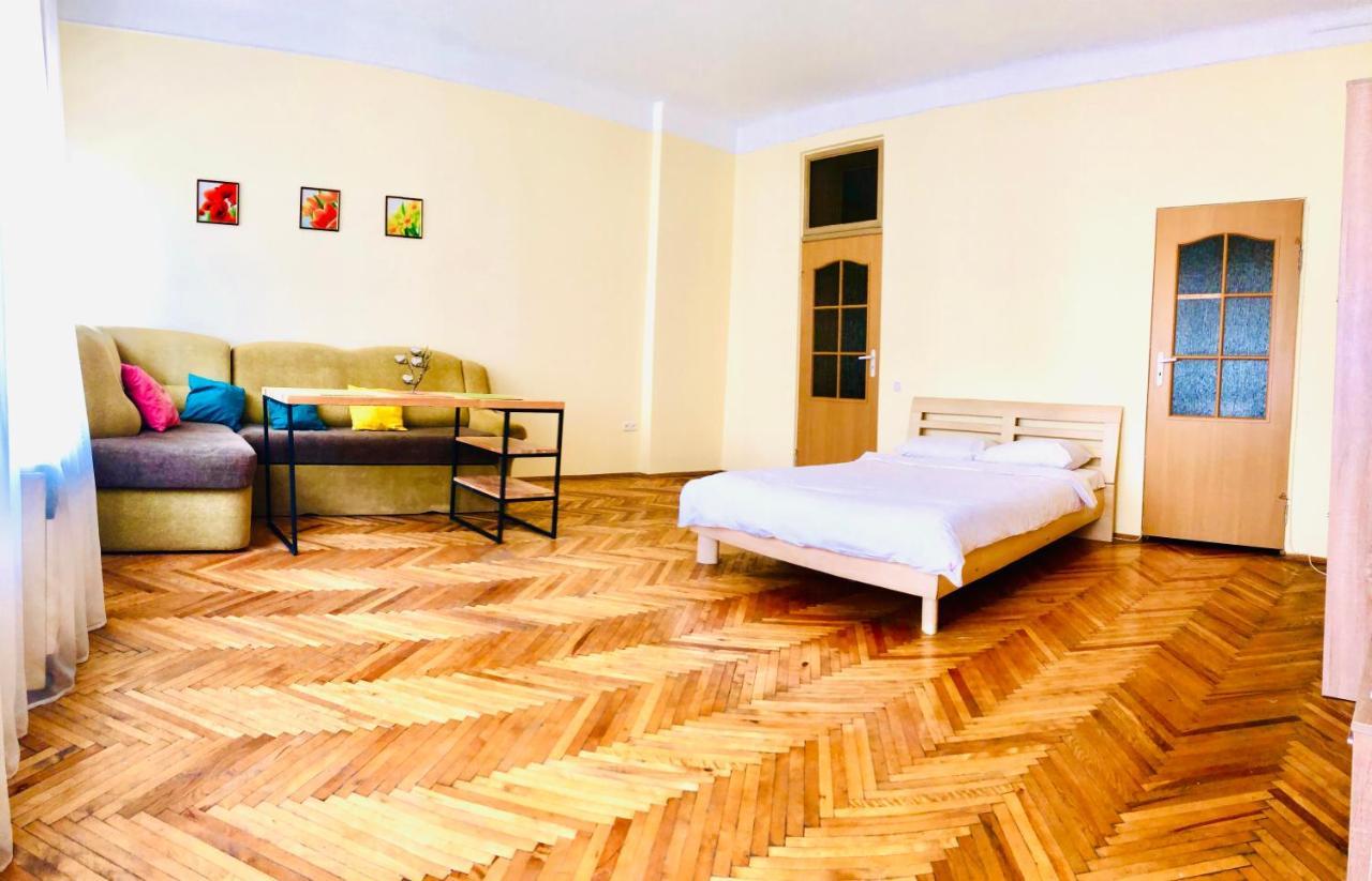 Apartment Near Opera On Horodotska 11 Lviv Bagian luar foto